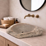Serbest Form Lavabo — Ham Kaya Kenarlı, 60 cm — stilize mekân sunumu