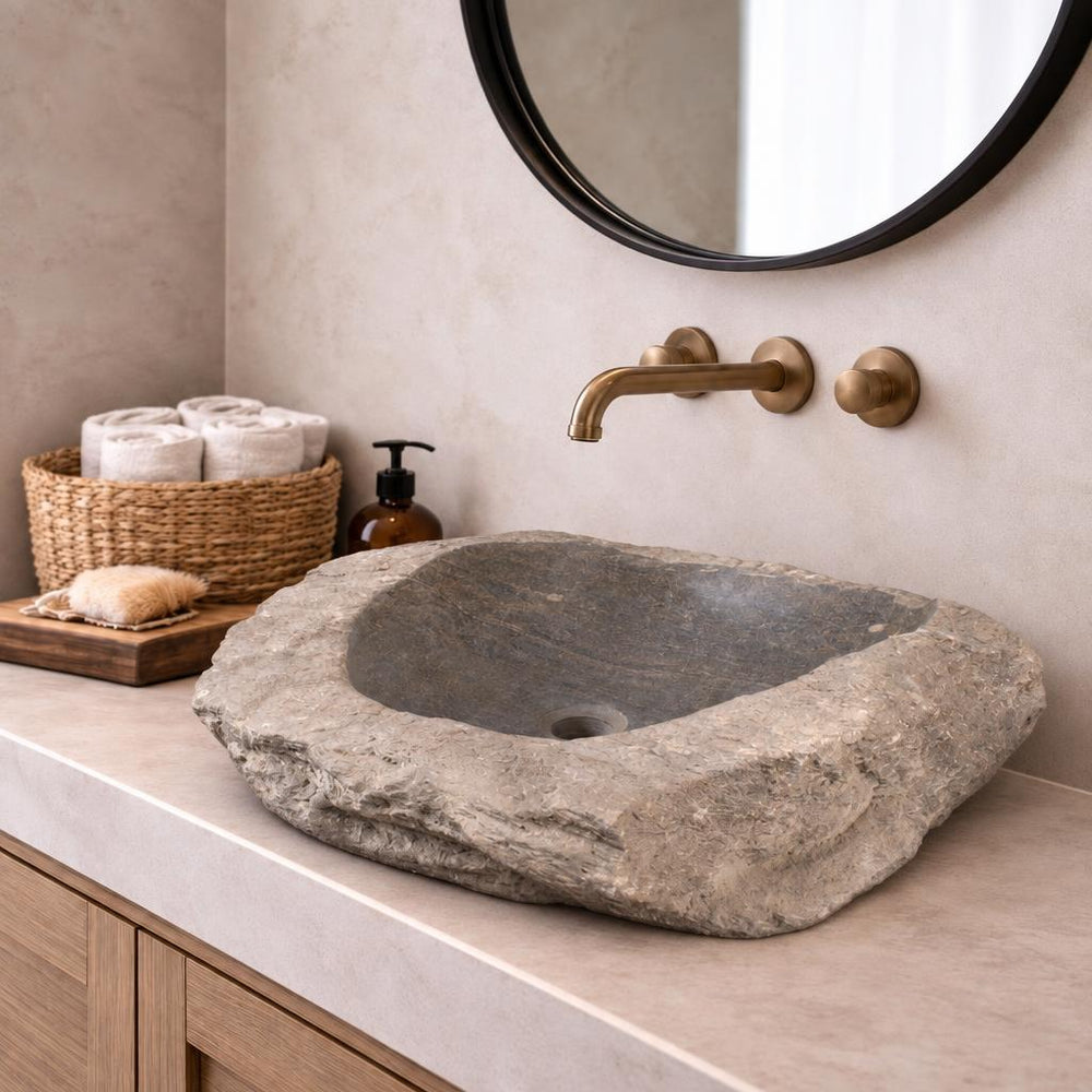 Serbest Form Lavabo — Koyu İç Yüzeyli, 58 cm — stilize mekân sunumu