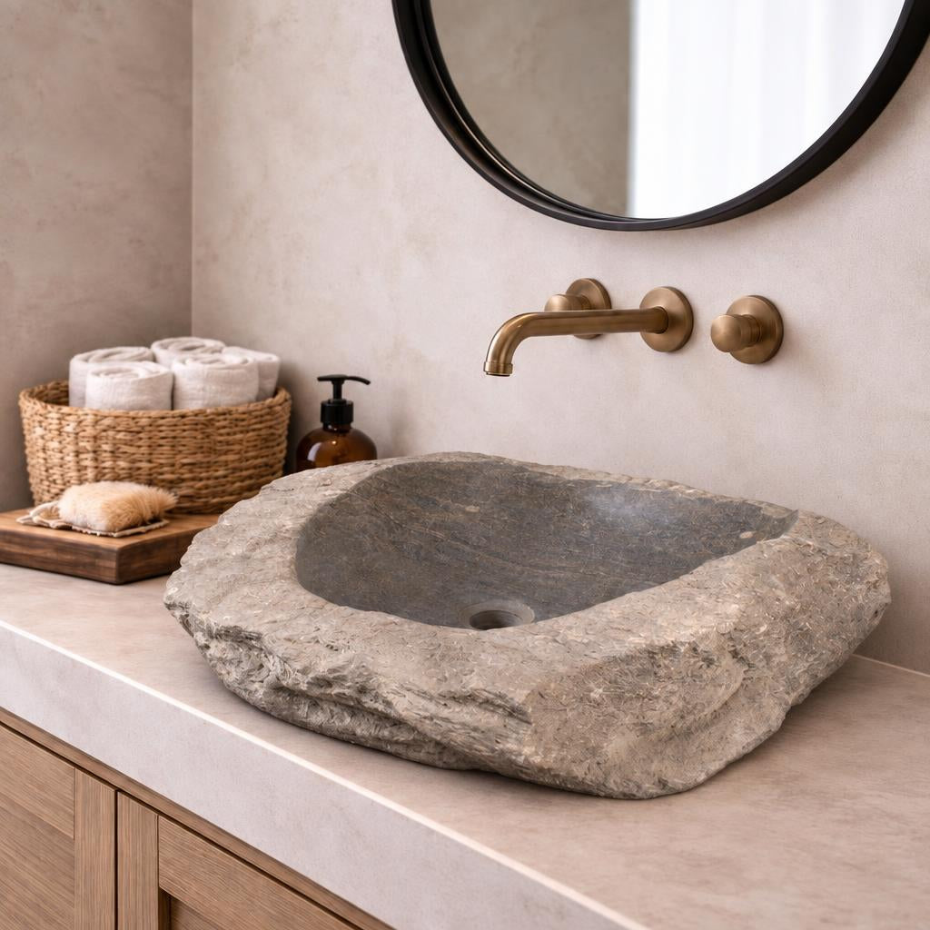 Serbest Form Lavabo — Koyu İç Yüzeyli, 58 cm — stilize mekân sunumu