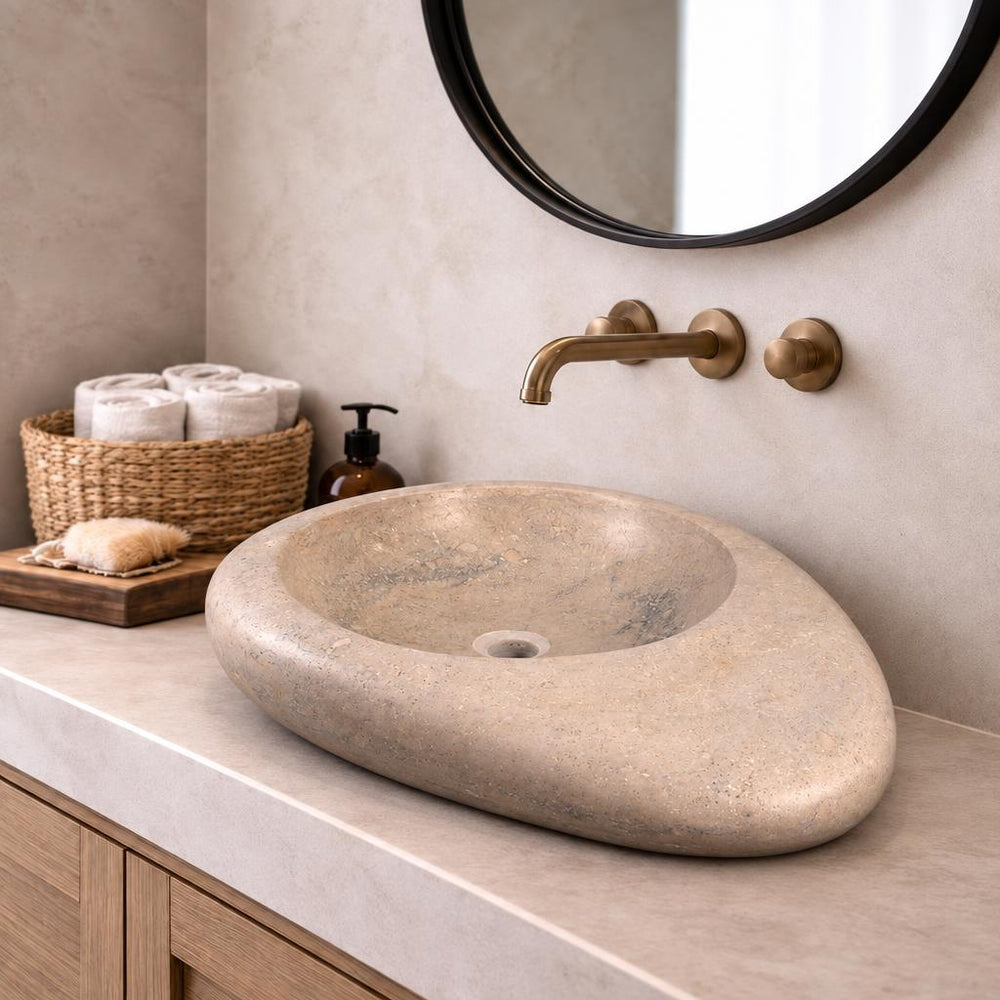 Organik Form Lavabo — Kum Beji, 64 cm — stilize mekân sunumu