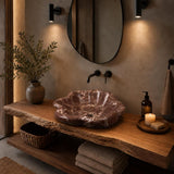 Çiçek Formlu Lavabo — Bordo Damarlı, 39 cm — stilize mekân sunumu