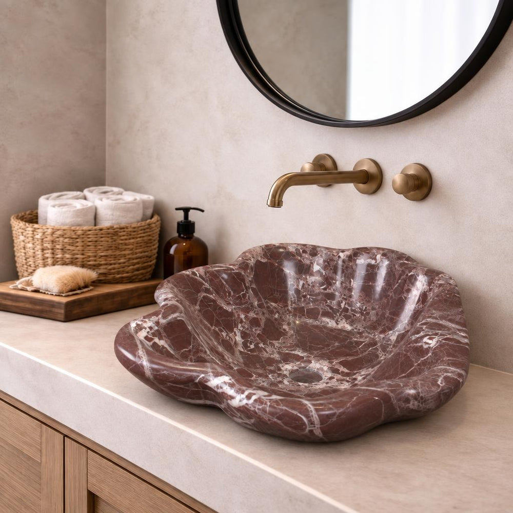 Çiçek Formlu Lavabo — Bordo Damarlı, 39 cm — stilize mekân sunumu