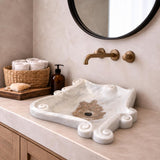 Serbest Form Lavabo — Kıvrımlı Beyaz, 45 cm — stilize mekân sunumu