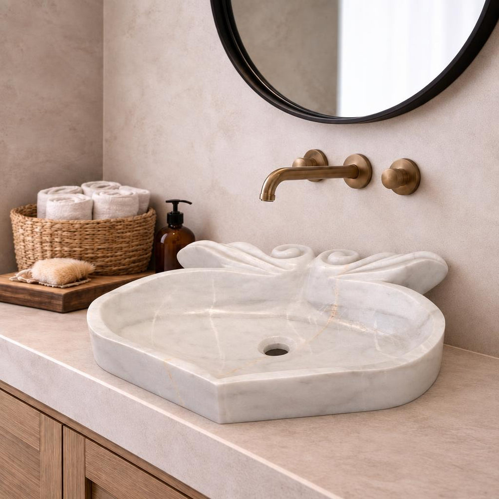 Kalp Formlu Lavabo — Kıvrımlı Beyaz, 44 cm — stilize mekân sunumu