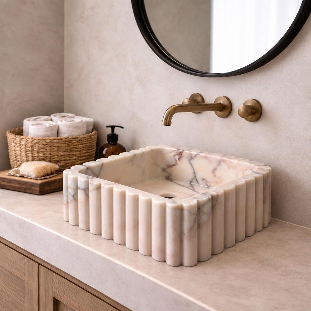 Kare Lavabo — Pembe Damarlı Yivli, 30 cm — stilize mekân sunumu