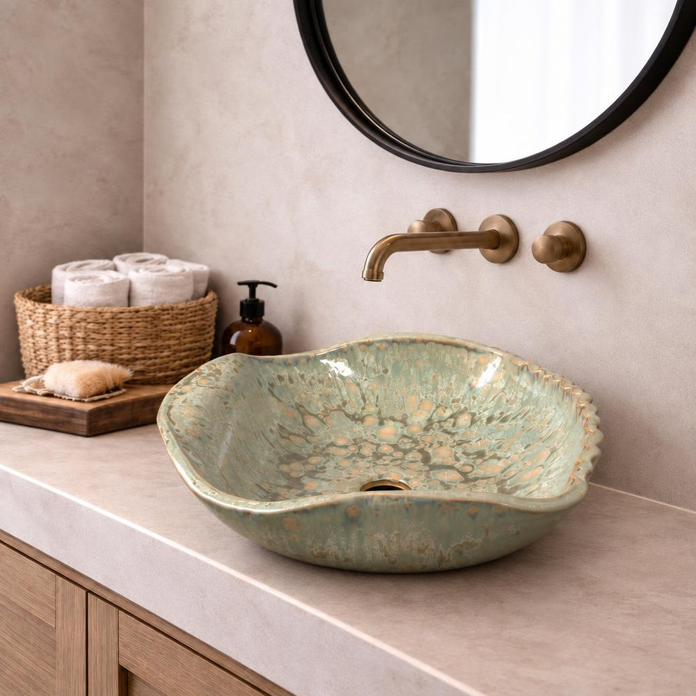 El Yapımı Porselen Dalgalı Kenarlı Lavabo — Yeşil Dokulu, 44 cm — stilize mekân sunumu
