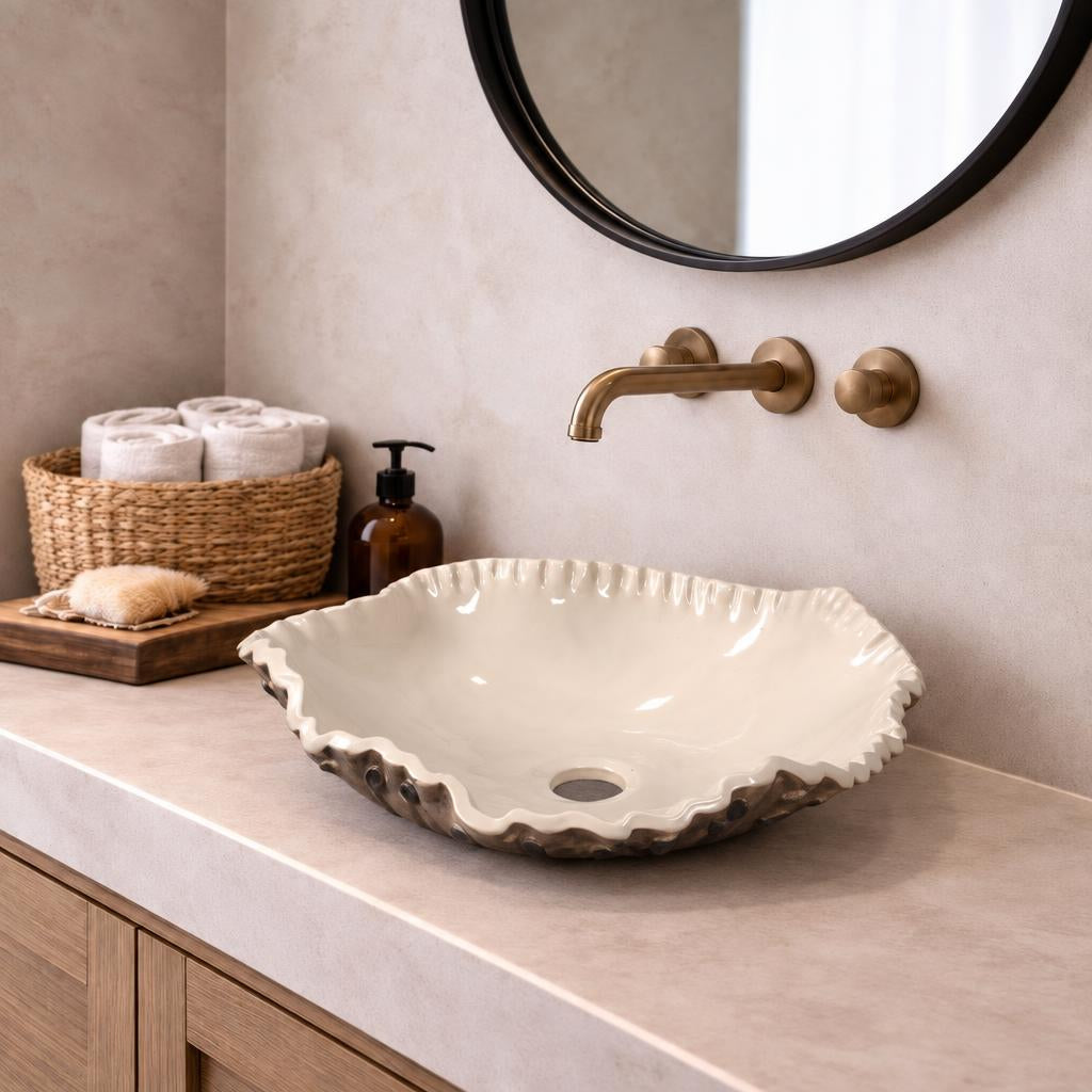 El Yapımı Porselen Dalgalı Kenarlı Lavabo — Beyaz, 45 cm — stilize mekân sunumu