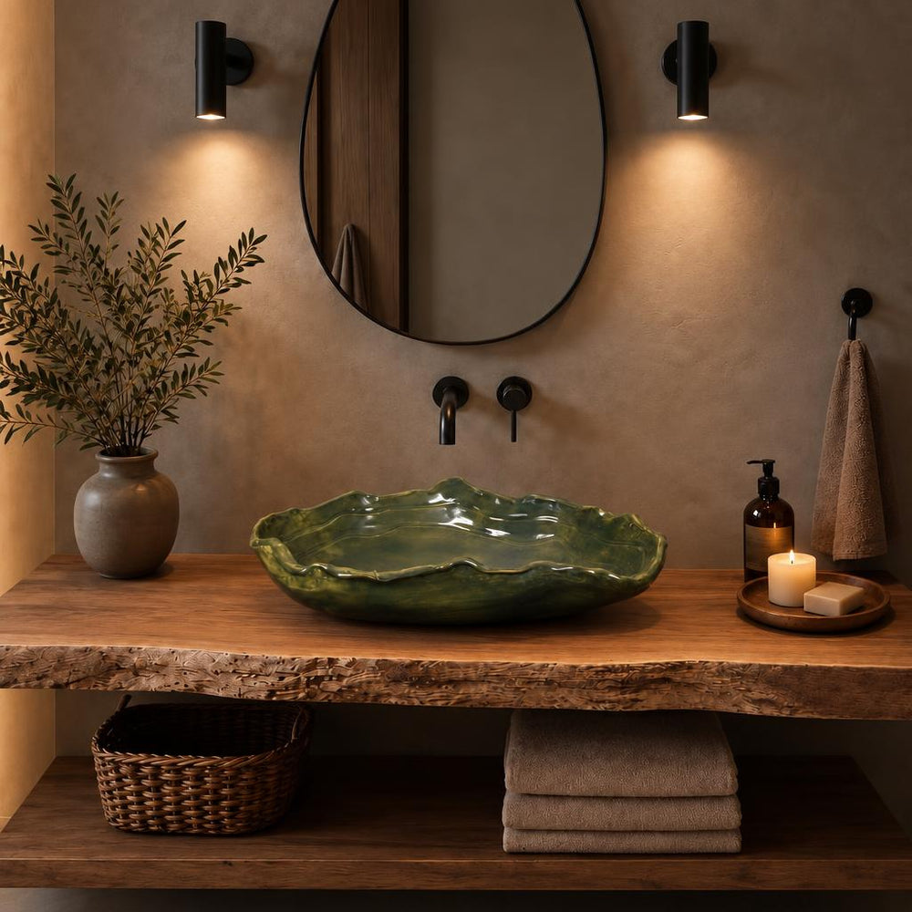 El Yapımı Porselen Serbest Form Lavabo — Koyu Yeşil, 51 cm — stilize mekân sunumu
