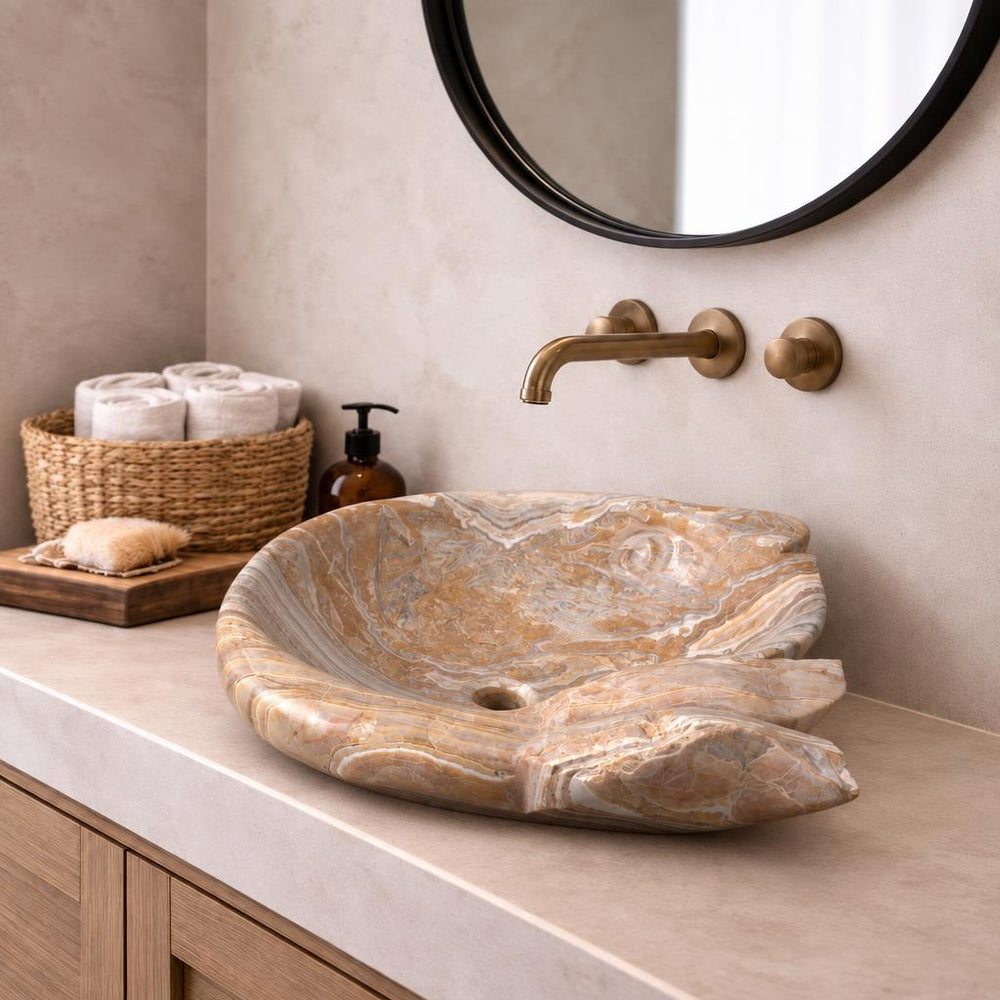 Organik Form Lavabo — Kahverengi Damarlı, 57 cm — stilize mekân sunumu