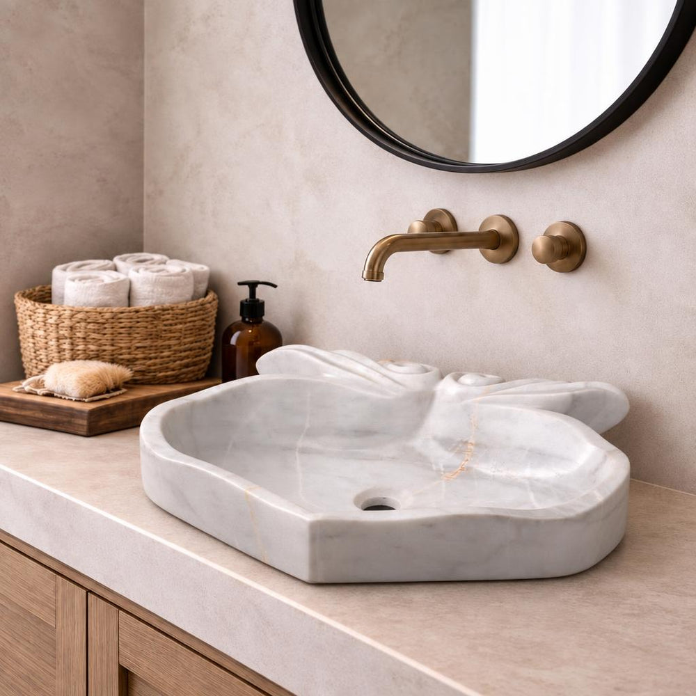 Çiçek Formlu Lavabo — Açık Gri, 43 cm — stilize mekân sunumu