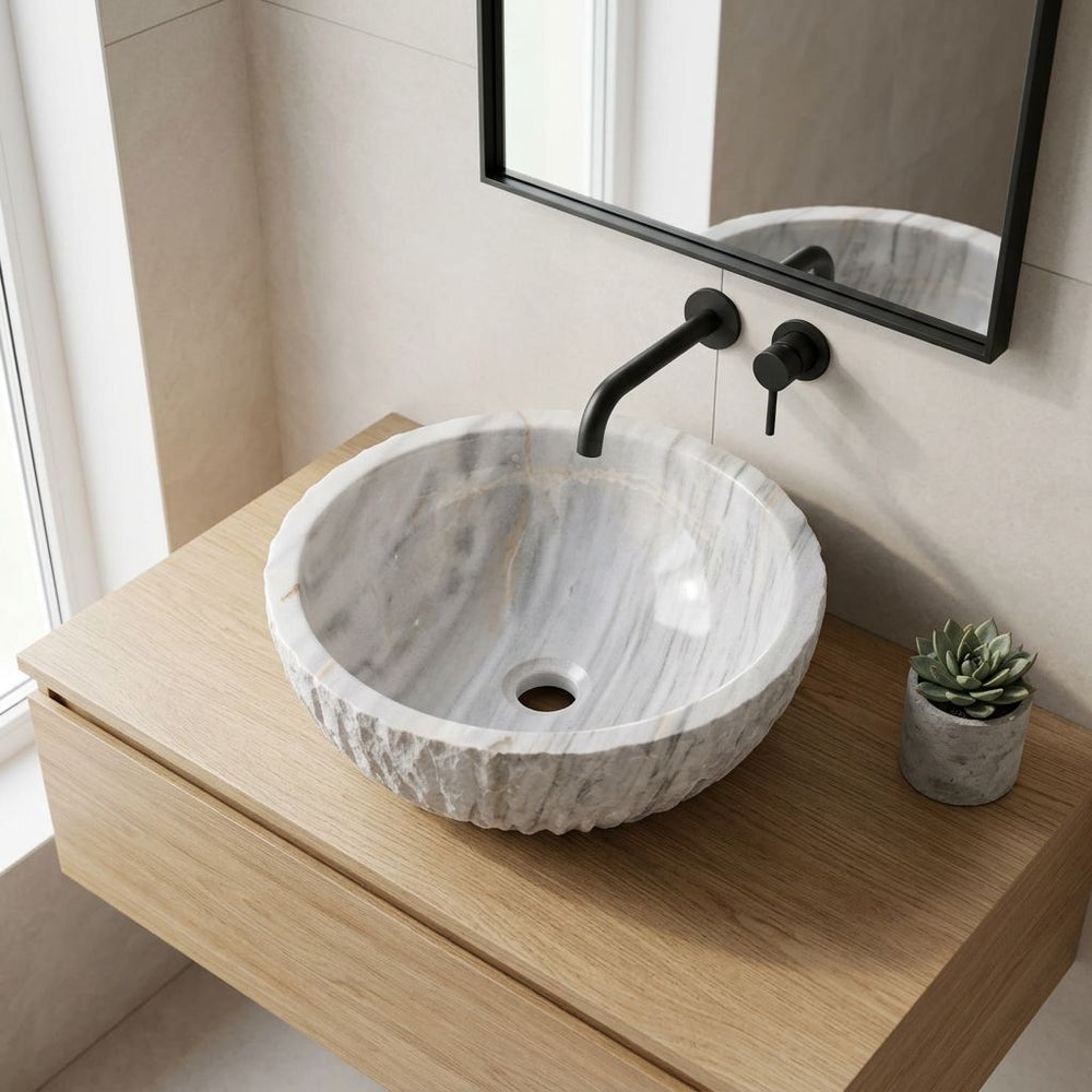 Doğal taş yuvarlak lavabo, modern banyo düzeni — kurgulanmış çekim sahnesi