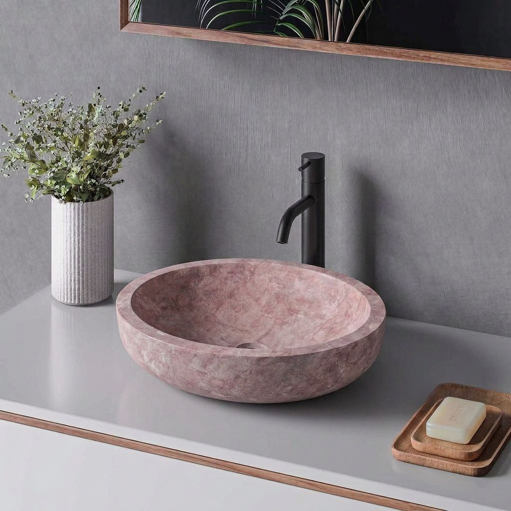 Pembe doğal taş lavabo, modern banyo düzeni ikinci açı — kurgulanmış çekim sahnesi