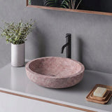Pembe doğal taş lavabo, modern banyo düzeni ikinci açı — kurgulanmış çekim sahnesi