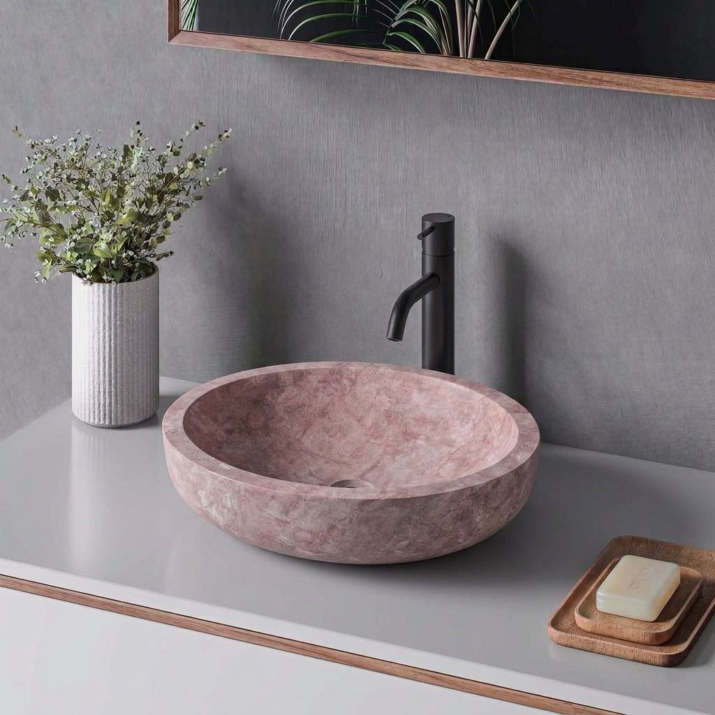 Pembe doğal taş lavabo, modern banyo düzeni ikinci açı — kurgulanmış çekim sahnesi