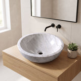 Beyaz damarlı doğal taş lavabo, modern banyo düzeni — kurgulanmış çekim sahnesi