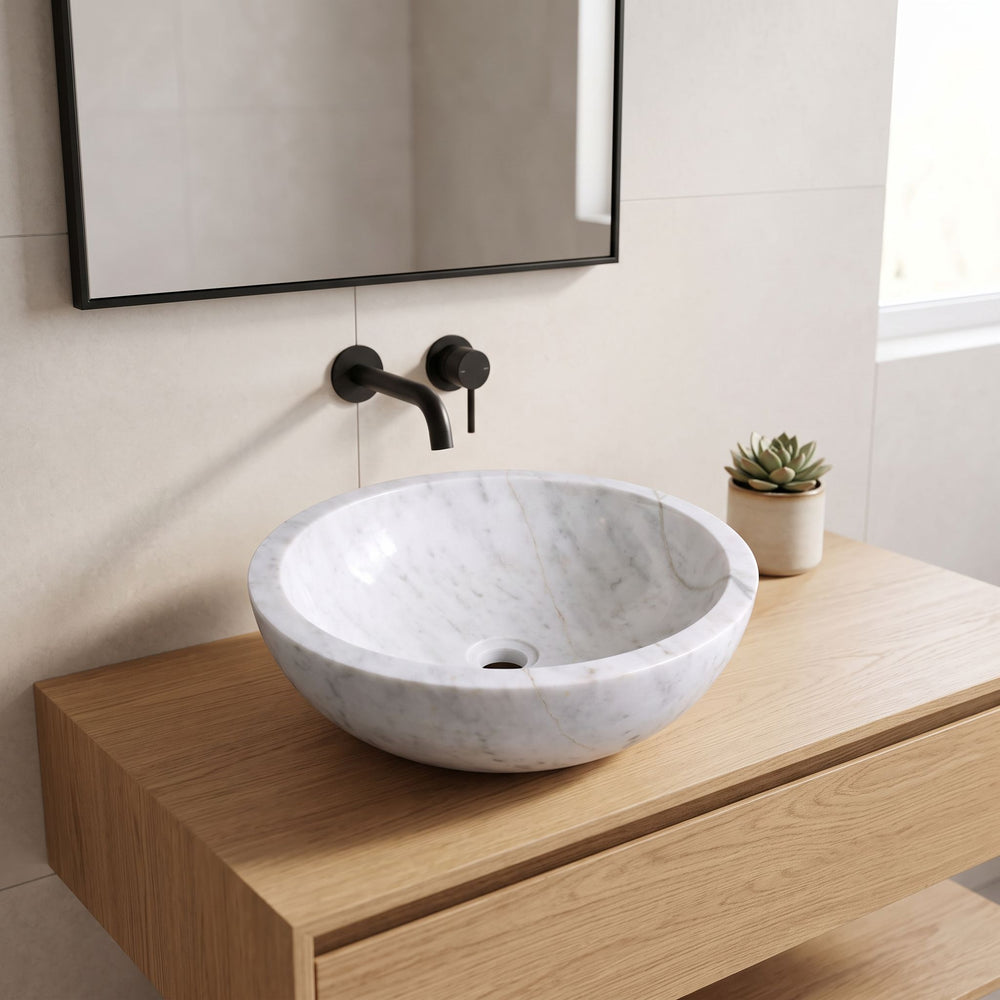 Beyaz damarlı doğal taş lavabo, modern banyo düzeni ikinci açı — kurgulanmış çekim sahnesi