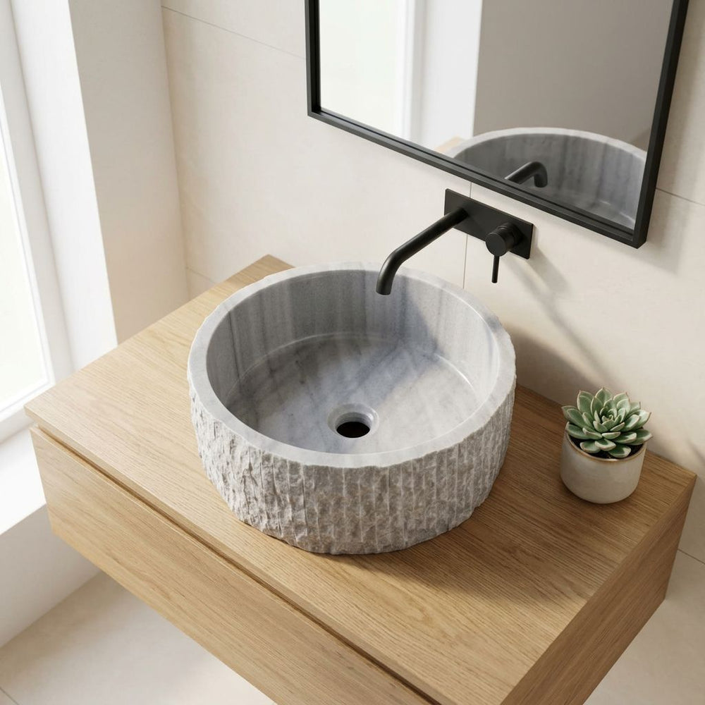 Gri doğal taş silindir lavabo, modern banyo düzeni — kurgulanmış çekim sahnesi