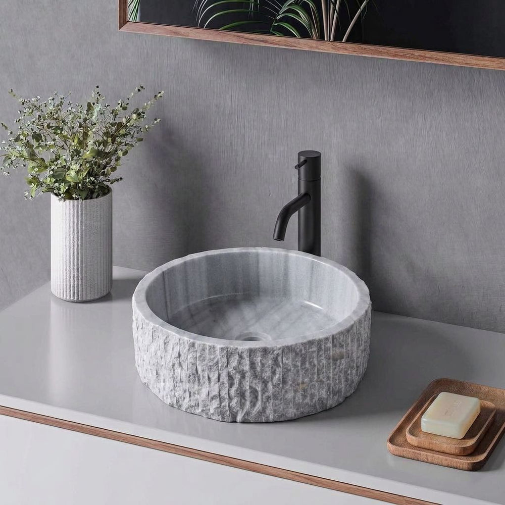 Gri doğal taş silindir lavabo, modern banyo düzeni ikinci açı — kurgulanmış çekim sahnesi