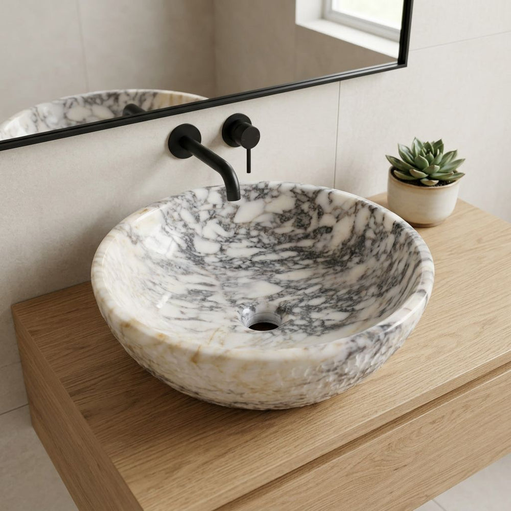 Yoğun damarlı doğal taş lavabo, modern banyo düzeni ikinci açı — kurgulanmış çekim sahnesi