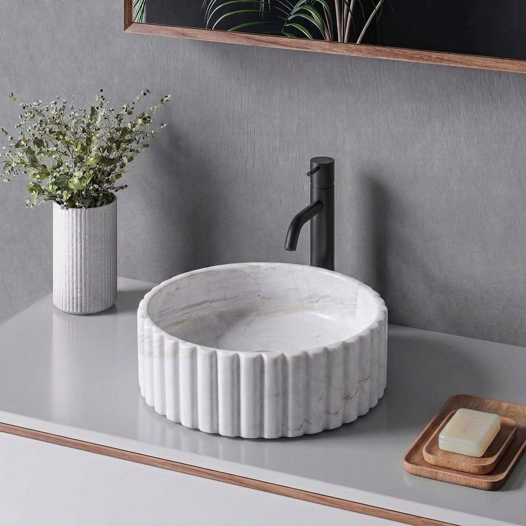 Yivli doğal taş silindir lavabo, modern banyo düzeni — kurgulanmış çekim sahnesi