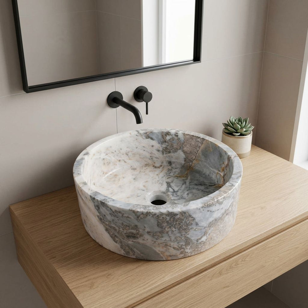 Damarlı doğal taş silindir lavabo, modern banyo düzeni — kurgulanmış çekim sahnesi