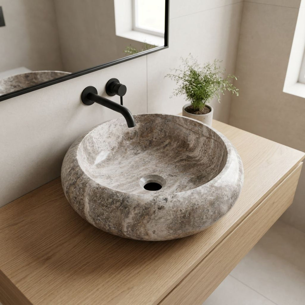 Bej-kahve doğal taş lavabo, modern banyo düzeni ikinci açı — kurgulanmış çekim sahnesi