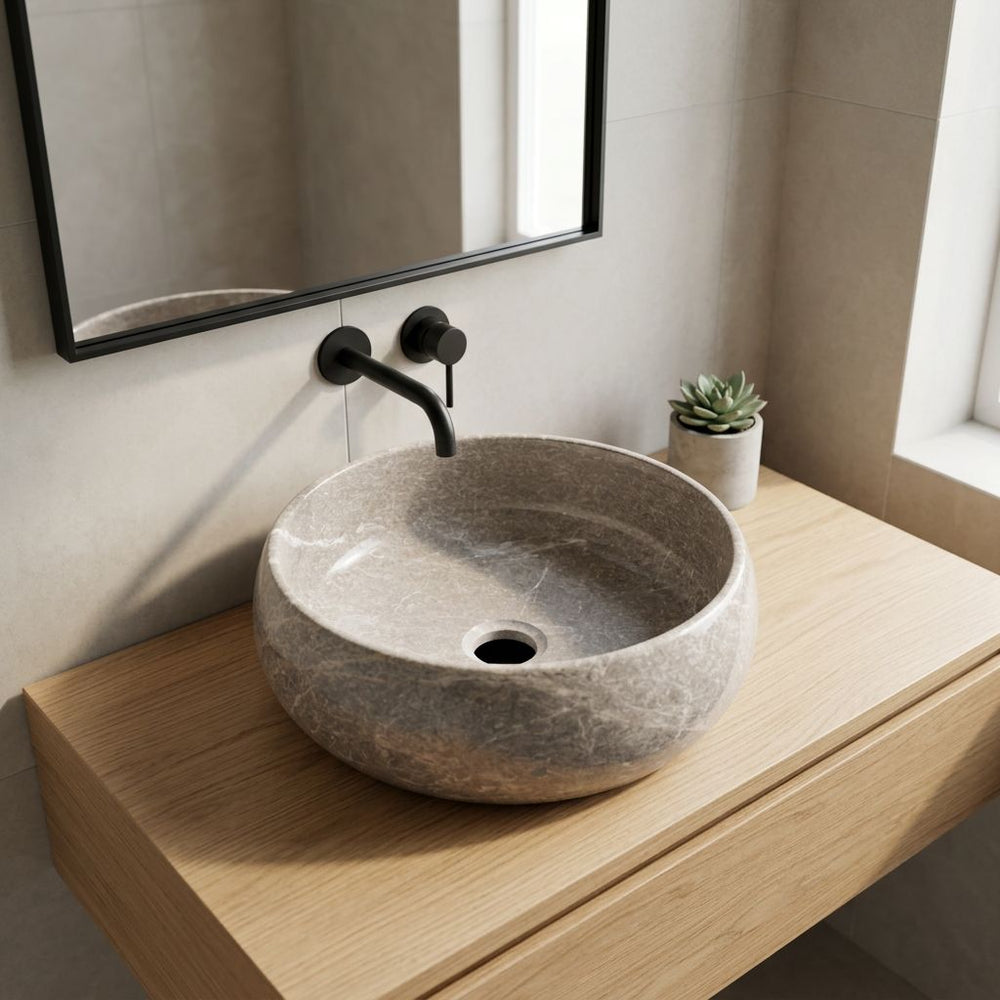 Koyu gri-kahve doğal taş lavabo, modern banyo düzeni — kurgulanmış çekim sahnesi