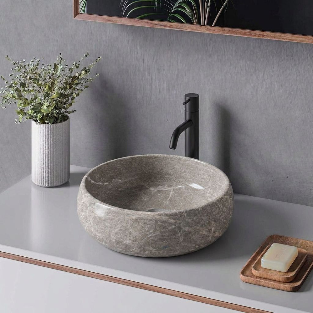 Koyu gri-kahve doğal taş lavabo, modern banyo düzeni ikinci açı — kurgulanmış çekim sahnesi
