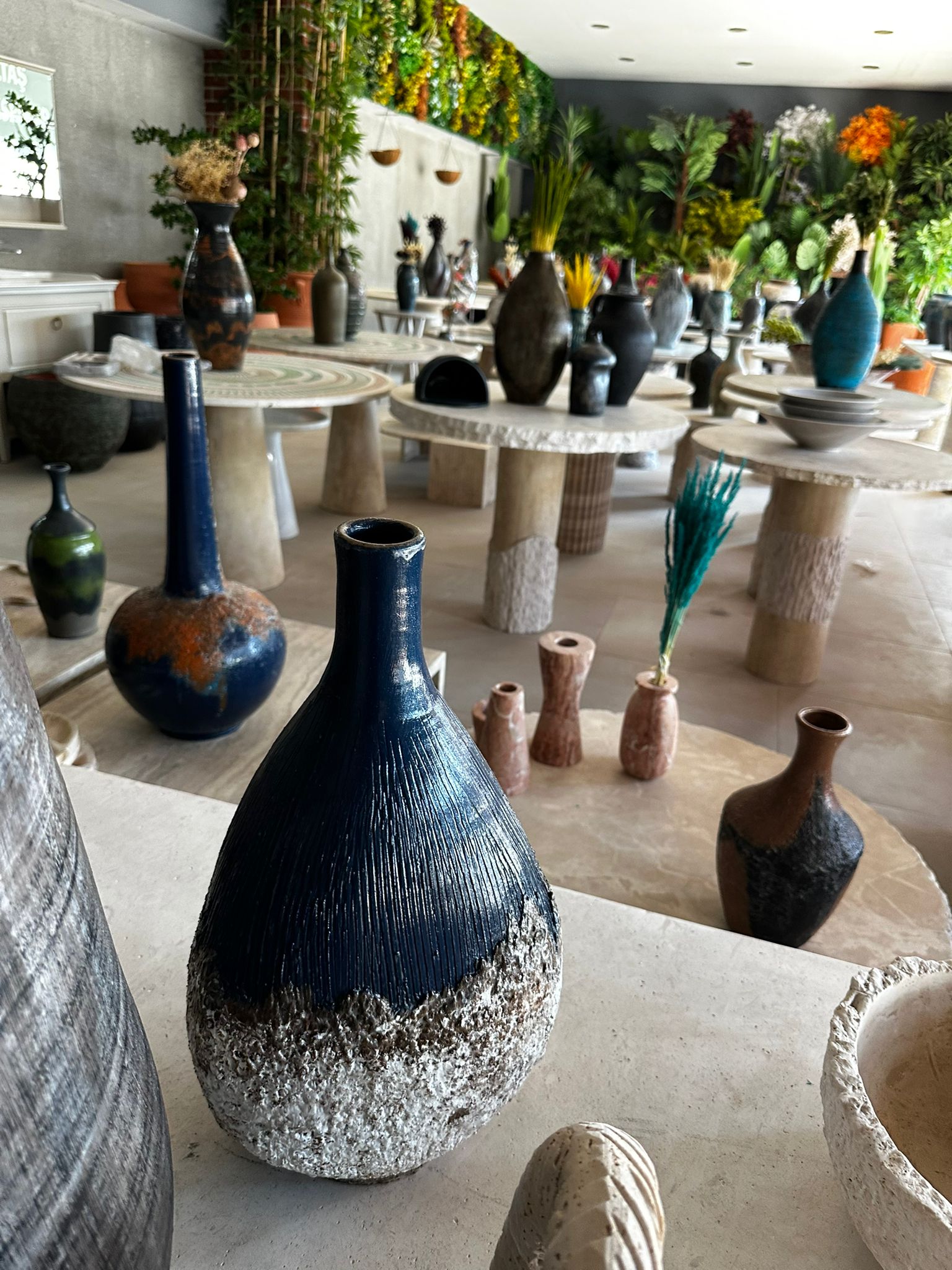 POLAT Bursa showroomunda doğal taş masalar ve el yapımı vazolar