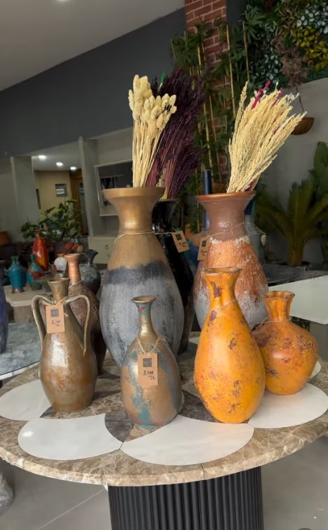 El yapımı sanatsal vazolar